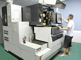 沙迪克慢走絲加工車(chē)間一角