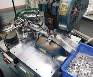 全自動(dòng)鋁合金散熱器打PIN機(jī)