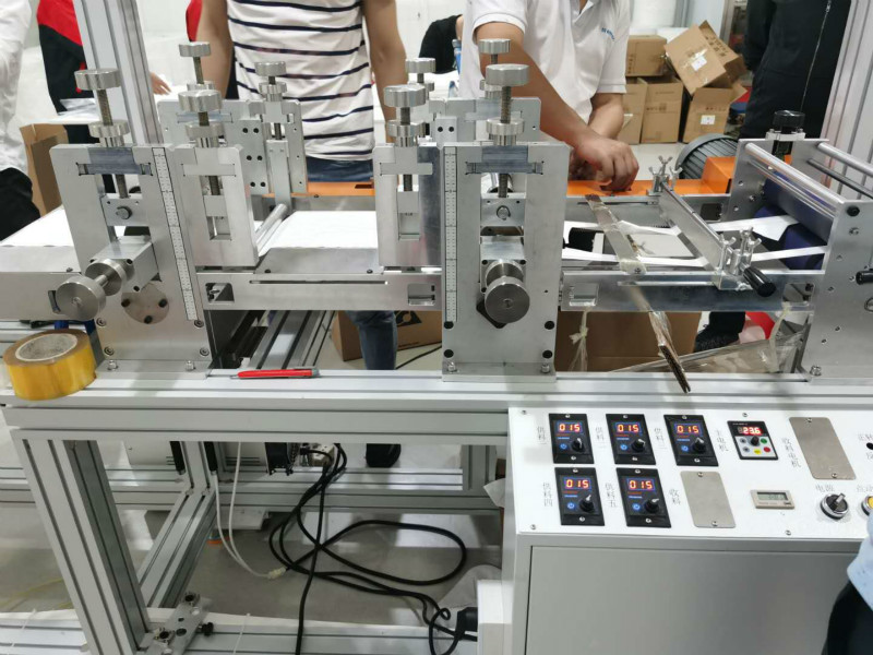 KN95口罩內(nèi)置鼻梁條自動打片機