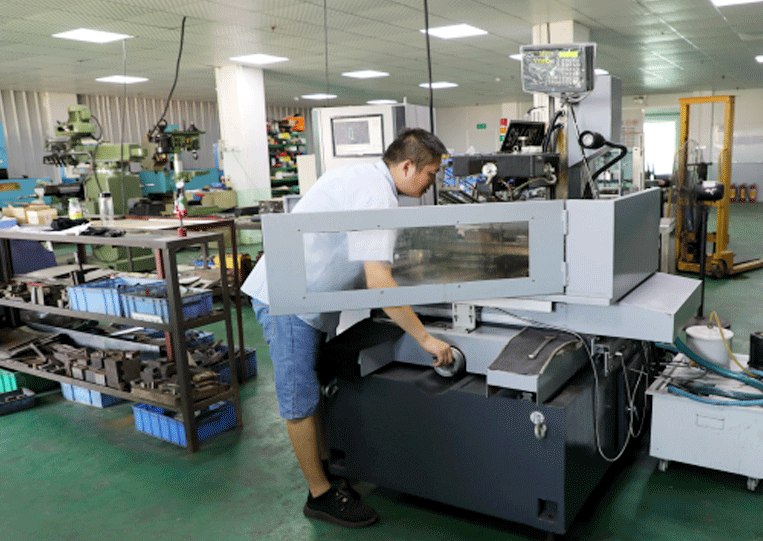 中走絲線切割車間一角