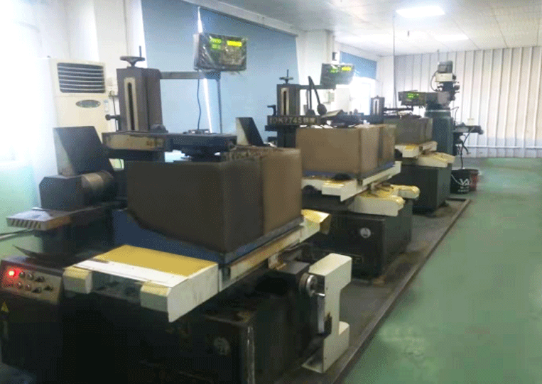 快走絲線切割車間一角