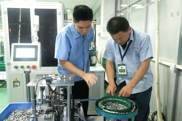 董總親自指導(dǎo)客戶使用 董總親自指導(dǎo)客戶使用