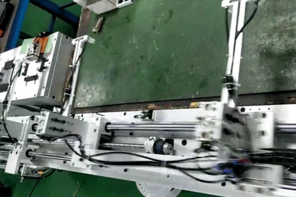 全自動沖床送料機安裝調(diào)試中 全自動沖床送料機安裝調(diào)試中